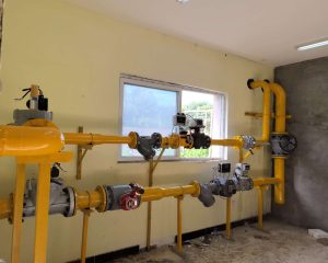 Gas metering and pressure regulator station installation